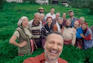 Kim Çay Güzelinin Peşinde?